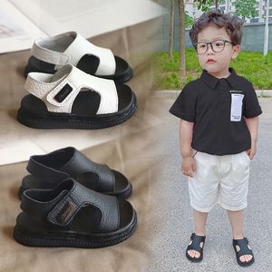 Sandaler sommarstrand för pojkar koreansk stil mode barn skor pu läder antislippery softsoled barnskor 230608