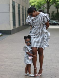 家族をマッチする衣装のお母さんと娘ドレス夏のスタイリッシュなストライプフリル