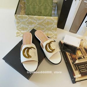 KORREKT 2023 SUMMER NYA KVINNOR SANDAL Fashion Metal Buckle G Decoration Flat Heel Peep Toe Brand Designer Slippers CD Beach Outdoor Slides Yls