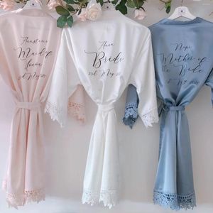 Kvinnors sömnkläder Personligt namn Satin Lace Bridal Robes Wedding Robe With For Bridesmaids Gifts Custom Texts Dressing Gown Silk Kimono