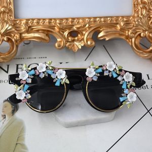 Solglasögon Vänd upp Steampunk -snidning med Diamond Women Round Fashion Ladies Sun Glasses Brand Designer Eyewear Oculos Feminosunglasses