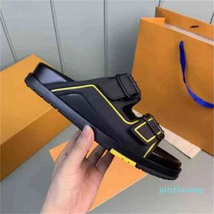 Дизайнер -Слипперс Кожаные сандалии ремни с скорректированными золотыми пряжками Женщины летние шлепанцы
