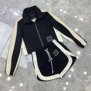 Deisgner Women Tracksuits 대비 컬러 롱 슬리브 웨빙 재킷 반바지 캐주얼 스트리트 스타일의 스포츠웨어 스포츠 복장 여성 지퍼 디자인 탑