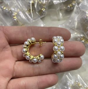 Nuovi cerchi in oro con perle Orecchini con diamanti Stile femminile Orecchini a bottone placcati in oro bianco liscio Gioielli di lusso E3034