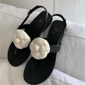 Sandaler vita blommor dekoration damskor flip flops platt klackar runt tå kvinnors spänne ankel remmen svart femme sandalier