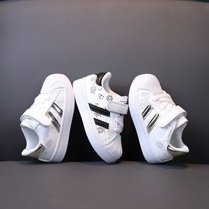 Tênis esportivo infantil para atividades ao ar livre para meninos e meninas Shell Head Board Shoes Primavera Outono Versão Coreano Bebê Branco 13 Y 230608