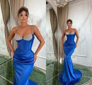 Elegantes vestidos de noche de sirena azul para mujer Perlas con cuentas Correas de espagueti Cariño Tren de barrido Cumpleaños formal Fiesta de desfile de celebridades Vestidos de baile