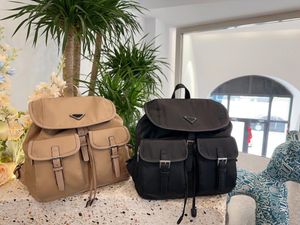 Unisex-Luxus-Rucksäcke in Schwarz, Schultaschen, mittelgroße Nylon-Studententasche, Outdoor-Reisen, Umhängetaschen, dreieckiger Rucksack, Innenfutter mit Buchstabenriemen