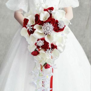زهور الزفاف التي تحمل شلال باقة الوردة الحمراء الاصطناعية مع حفلة العروسة الشريط الحريري