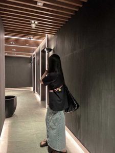 女性のパーカースウェットシャツデザイナーピンクと黒のTシャツの衝突は単調さを示していませんパターン小さなバッグはフルラグジュアリーバイバリティフジョ34BK6OHHです