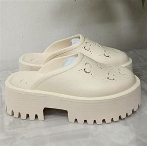 Designer Luxurys Damen-Sandalen, klassische Blumen-Brokat-Skateboard-Schuhe, Ausrüstung, hochwertige Strand-Clogs, Freizeitschuhe, Leder-Gummi-Plateau-Flip-Flops.