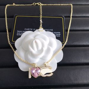 Collana con ciondolo di moda firmata per donna Collana con ciondolo a forma di lettera in lega di rame placcato oro 18 carati con catena a cuore rosa