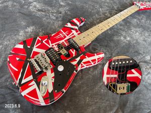 E-Gitarre Relic Stripes Schwarz Weiß und Roter Hintergrund SSH Pickups Chromteile Ahornhals und Griffbrett