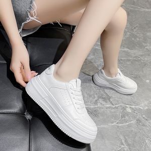 Tenis Feminino Womens Sneakers Breattable Mesh mångsidiga bekväma vita skor Zapatos de Mujer Plattform Casual Shoes