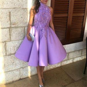 Lätt Purple High Neck Homecoming Dresses STEVELESS SOT SATIN TELENNING Kort parti Prom Gown-applikationer Custom MDAE