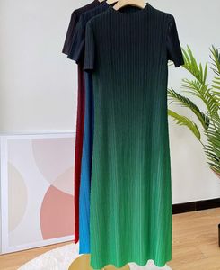 2023新しいイッシープリーツ気温短袖グラディエント印刷ハイエンドの高級ドレス