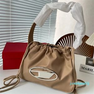 Tasarımcı -Kadın büyük omuz çantaları tasarımcı moda payetli donanım çanta çantaları naylon crossbody yumuşak kızlar