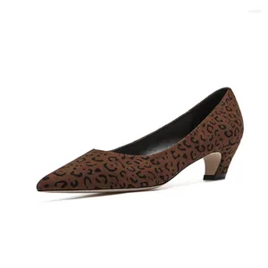 Elbise ayakkabıları bayan kedi topuk 4cm leopar kahverengi pompalar süet seksi slip-on retro siyah sivri ayak parmağı 2023 geldi eu43-33 25cm kırmızı