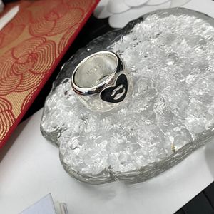 Never Fade Anel com letra de marca banhado a ouro Anéis de banda de cobre de latão Designer de moda Anel de casamento feminino de luxo Presentes de joias