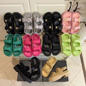 Kvinnor pappa sandal toffel quiltade 100% högkvalitativ sommardesigner Sandles skor plattform lägenheter låg klack kil diamant spänne sandal slip på ankelbanden strandskor