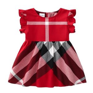 かわいい女の子のドレス夏の子供服幼児の赤ちゃんドレス飛ぶ袖の格子縞o-neck a-lineスカートの子供たちが凝固している