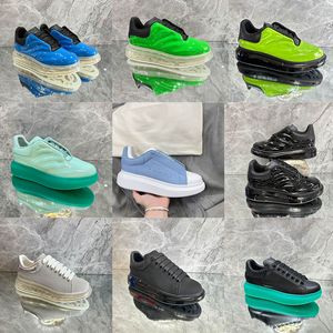 Designer läder snör upp män modeplattform mäns glans sneaker män kvinnor transparent sula sneakers sammet mocka casual skor chaussures