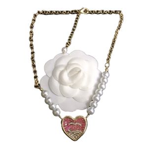 Collana da donna di design di lusso Collana girocollo Perla Cristallo Moda Rosa Bianco Rame Lettera Pendenti Accessori gioielli dichiarazione