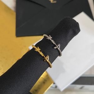 Ny stil designer 18k guld pläterade band ringar lyx män kvinnor märke bokstav stål tätning koppar silver plätering ringälskare bröllop jul smycken justerbar storlek