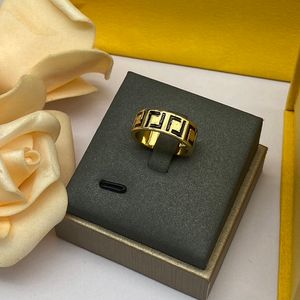 Anello di fidanzamento in oro moda Anello stravagante in oro 18 carati Argento Titanio Acciaio lettera Anelli con diamante Donna uomo Hip hot Designer di gioielli Lady Party Gifts 6 7 8 9