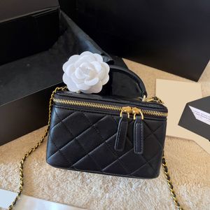 23SS Bayan Kozmetik Kasa Kutusu Siyah Vanity Torbalar Üst tutamaç Toates Kart Tutucu Golod Metal Donanım Matelasse Zincir Crossbody Omuz Bavul Tasarımcı Çanta