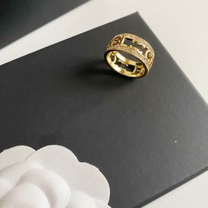 Luxusmarke Retro Gold Ring Marke Kupferbrief Band Ringe Brass Band Rings Modedesigner Luxuskristallperlen Ring für Frauen Schmuck Geschenke Größe 6/7/8