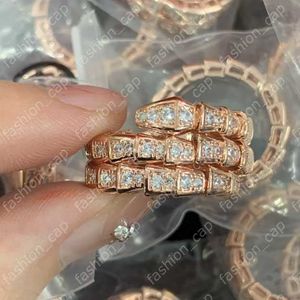 Klusterringar full diamantringar kvinnor designer kärlek ringar mode ormformad ring för män lyxiga smycken ros guld silver ring bröllop gåva