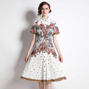 2023年ファッションプリントクラシックシャツドレス半袖女性デザイナーサマーラペルエレガントなスリムAライン滑走路白い花柄のドレススウィートガールカジュアルパーティーオフィスフロック