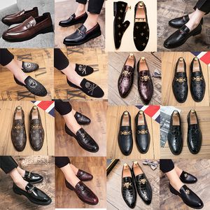 Lüks marka tasarımcısı metal toka solak ayakkabıları sivri erkekler patent deri sıradan ayakkabılar beyefendi resmi iş deri ayakkabıları