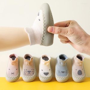 Första vandrare babyskor för flickor pojkar tecknad stickad icke-slip casual småbarn barn sneakers walker mid tube 0-3 år