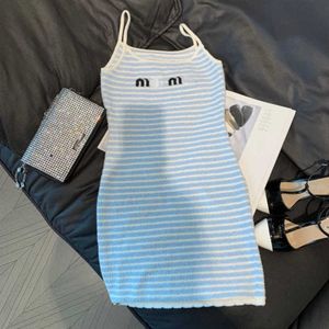 Casual designer miu malha halter vestido sexy tira biquíni impressão temperamento saia fina vestidos de pelúcia para mulher mulher t camisa t