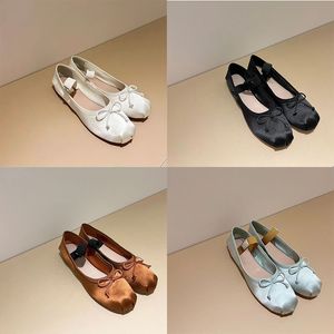 Klänningskor Kvinnors satin balett bow bekväma casual skor Flat Paris dansskor kvinnors semester kvinnor elastiska balettskor.