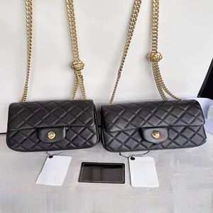 2023S Mais recente Cadeia de camélia Mini bolsa de designer com aba Couro de ovelha e Metal dourado Dois tamanhos e várias cores podem ser bolsas cruzadas ou uma bolsa de ombro Com caixa CH888