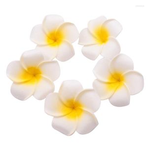 Kwiaty dekoracyjne ABSF 100PCS Biała pianka hawajska frangipani sztuczna śliwka płatki kwiatowe czapki hair wieniec Dekoracja ślubna