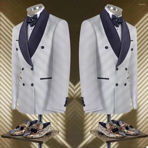 Abiti da uomo 2023 Scialle Risvolto Bianco Uomo Matrimonio Sposo Prom Slim aderente Terno Masculino Blazer 2 pezzi Giacca Pantalone Custom Made