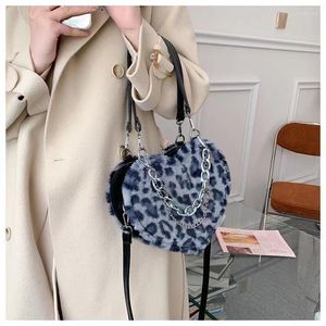 Şapkalar Crossbody Bag Büyük Kapasite Moda Kadın Kızlar Debriyaj Tote Omuz Çantası Sahte Kürklü Kabarık Peluş Çanta Kalp Şeklinde