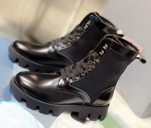2023 Designer Paris Rocksand Leather Nylon Combat Boots Cross bundna Rivet Triangle Mönster Ankel Booties Flat Platform Sneakers Storlek 35-41