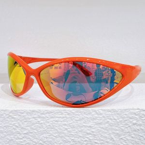 Män kvinnor 90-talets ovala solglasögon i svart biobaserad injicerad nylon med grå linser är i flera utseende i B Home Summer 23-samlingen med originallåda