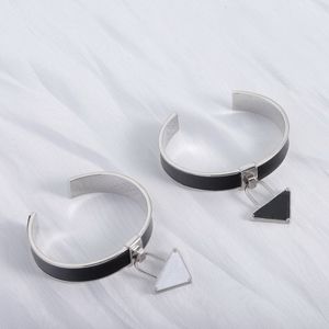 Designer di lusso Ciondolo a triangolo rovesciato Bracciale con ciondoli in pelle nera Uomo Donna Coppie Catena placcata Bracciale Fornitura Designer Gioielli Regalo PB1 -03