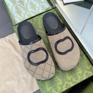 Sandaler för kvinnor Mens Interlocking Platform Slip On Sandal Cut Out Rubber Designer Slides Blondie Flip Flops Thong Sliders Beach Shoes