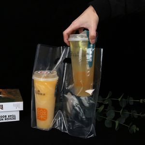 厚い透明なプラスチック製のキャリアテイクアウトバッグ2つのカップパックバッグ用の2つのデザイン飲料コーラカップパッキングハンドルバッグ