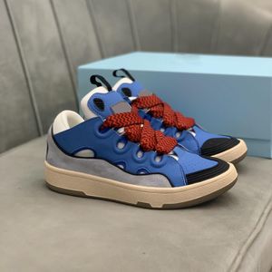 2023 Designer Paris Curb Målad låg toppklänningskor Catwalk Stitching präglade mocka lädergummiplattform med andning av sneakers med låda