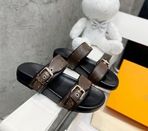 Luxury Bom Dia Flat Mule Pantofole 1A3R5M Scivoli alla moda senza sforzo 2 cinturini con fibbie dorate regolate Sandali estivi da donna