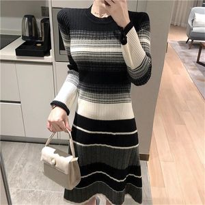 Lässige Kleider Gestreiftes Maxi-Pullover-Kleid für Frauen Herbst Winter Schlanke Frau Robe Vintage Lange gestrickte, figurbetonte koreanische Mode