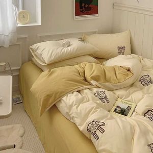 寝具セットINSスタイルシンプルな紫色の白い羊のストライプキルトカバーベッドシート寝具セット4ピース高品質の美しい花部屋装飾Z0612